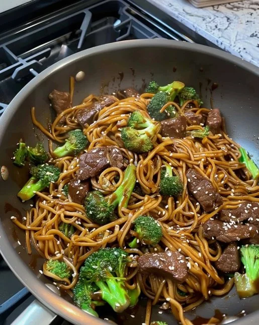Beef and Broccoli Lo Mein 2 A delicious plate of Beef and Broccoli Lo Mein with tender beef slices and fresh broccoli.